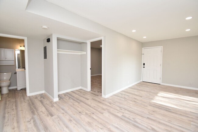 Building Photo - Remodeled 2 Bedroom 2 Bath Unit in HOA Community with Great Amenities!