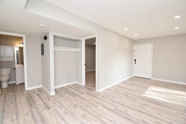 Building Photo - Remodeled 2 Bedroom 2 Bath Unit with Great Amenities!