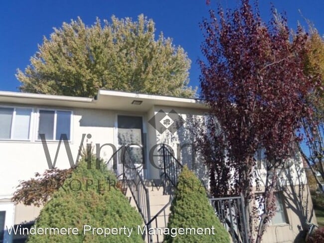 Primary Photo - 223 SE Valley Dr