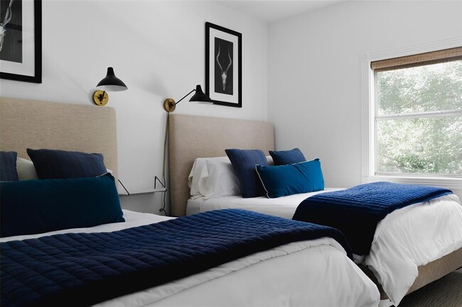 Building Photo - 11505 SW Oaks