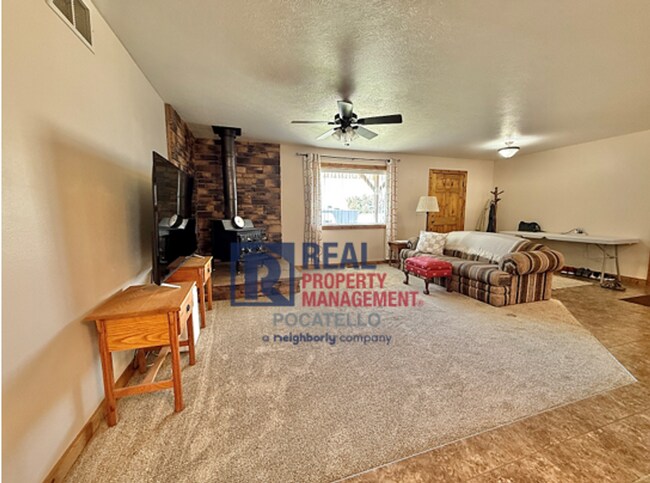 Building Photo - 13355 N Dekay Rd