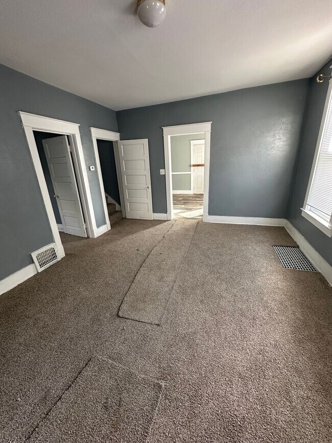 Building Photo - 5 Bedroom 1 Bath