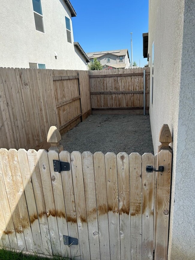 Building Photo - Spacious 5 Bedroom 4 Bathroom in Tulare!!