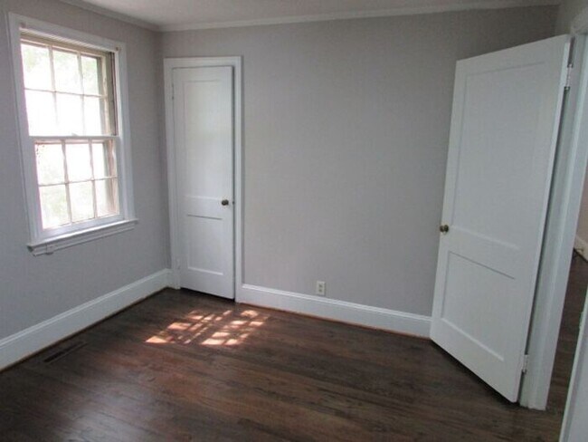 Building Photo - Freshly Updated 3 Bedroom Home