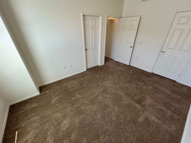 Building Photo - GREAT 2 BEDROOM CONDO IN NORTHWEST GATED C...