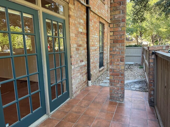 Building Photo - 2425 Underwood St