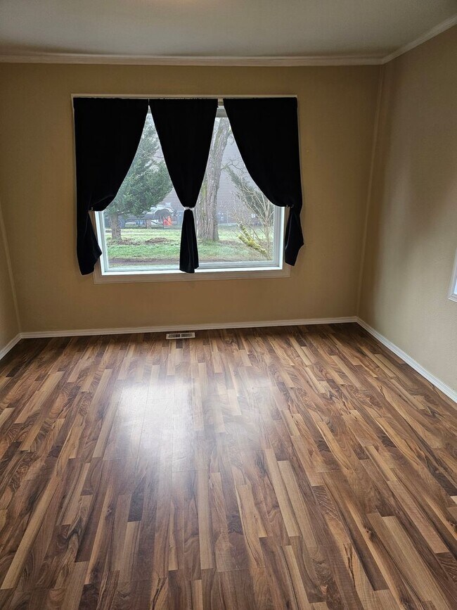 Building Photo - Charming 4Bed/2Bath Home in the Heart of Rainier! Available 6/10/26