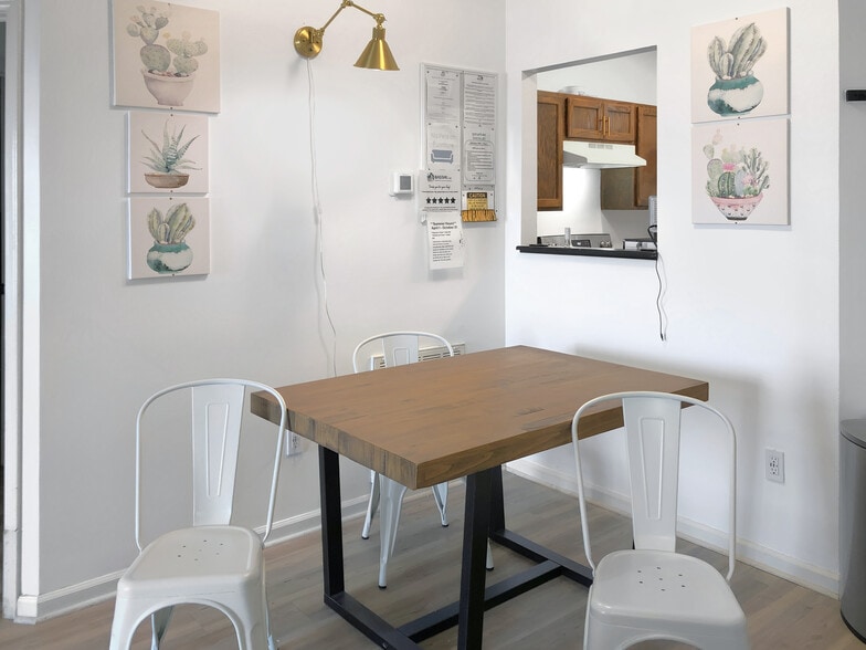 Dining area - 4220 Wilshire Blvd
