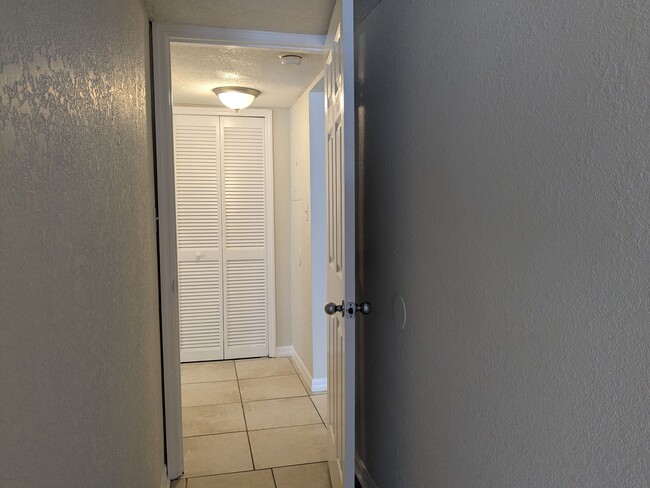 Building Photo - First Floor 1 Bedroom, 1 Bathroom Condo in...
