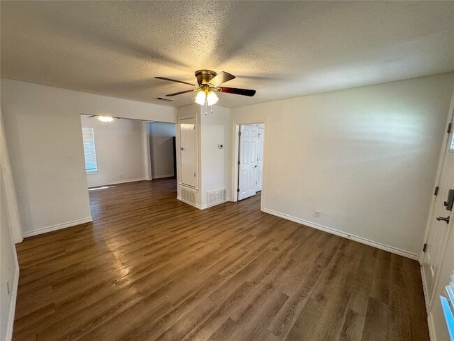 Building Photo - 910 S Austin St