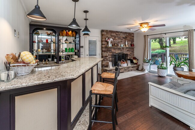 Building Photo - 230 Jacobs Creek Rd