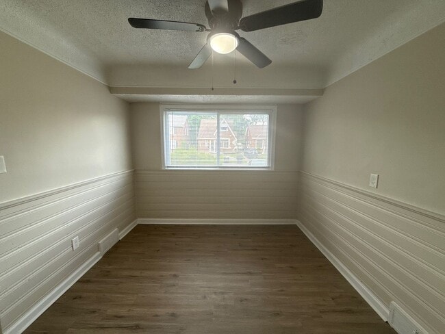 Building Photo - Renovated 3-Bedroom Home – We Welcome Sect...