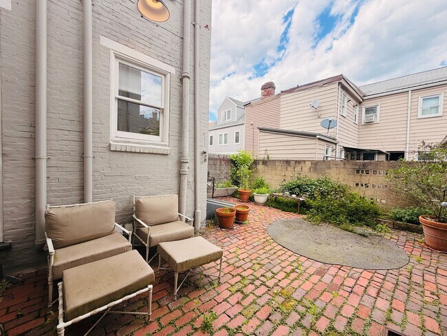 Building Photo - Lovely 3 story home with en-suiteS and private outdoor patio!