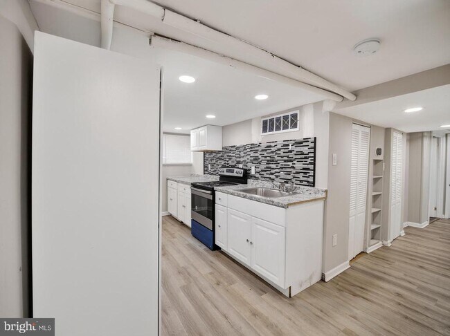 Building Photo - 6008 Addison Rd