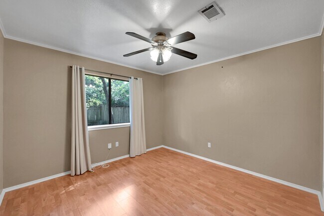 Building Photo - 83 Summer Crest Cir