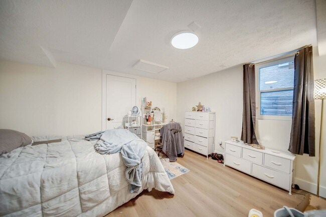 Building Photo - Massive 10 Bedroom Newly Renovated House P...