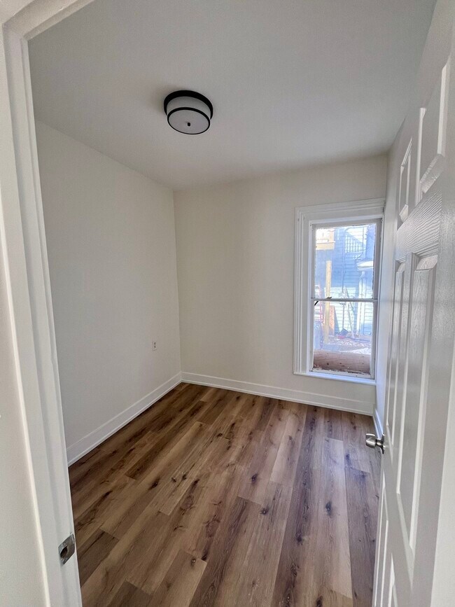 Building Photo - 393 Wellington Ave