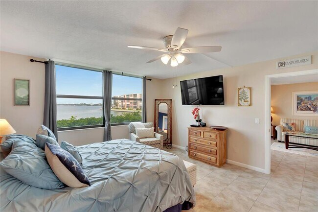 Building Photo - 7700 Sun Island Dr S