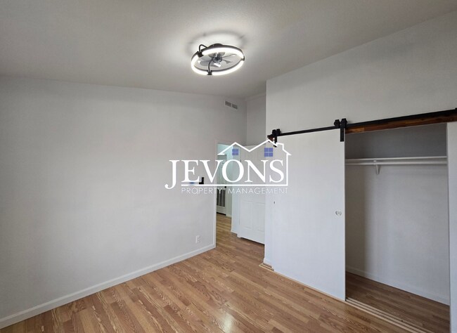 Building Photo - Coming soon! Comfortable Selah Residence with Open Living Space and Easy Commuter Access