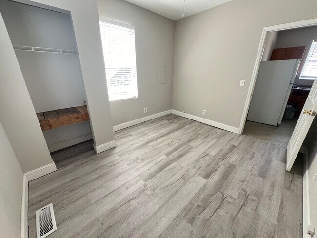 Building Photo - 2 Bedroom 1 Bath Apartment - Downtown Charleston