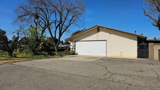 Building Photo - ****OPEN HOUSE**** Friday April, 31, 2026 @ 1-3pm