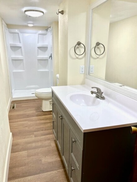 Bathroom - 2618 W Elm St