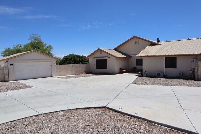 Building Photo - A Backyard Lover's Dream!!!
