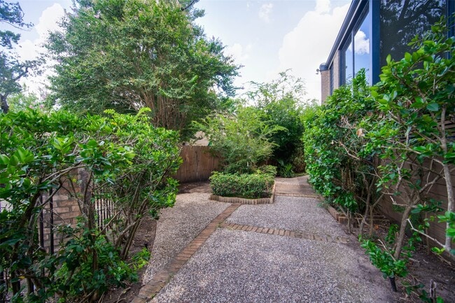 Building Photo - 6311 Riverview Way