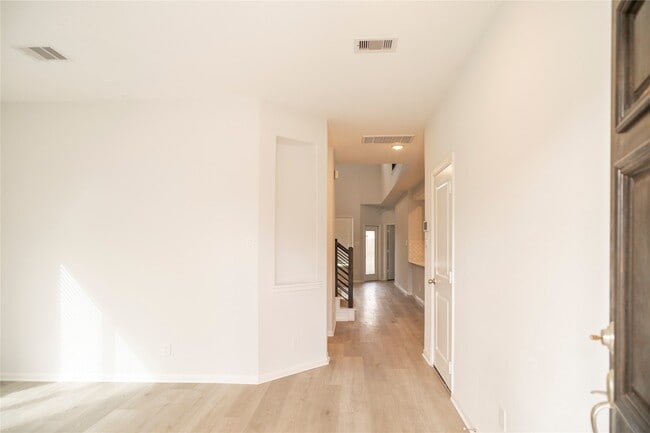 Building Photo - 208 Cambria Green Ln