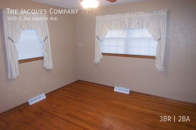 Building Photo - 3030 S Greenbrier Ave