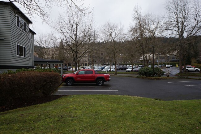 Building Photo - S. Landing 2 bedroom condo with Willamette...