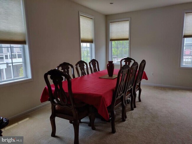 Building Photo - 42891 Edgegrove Heights Terrace