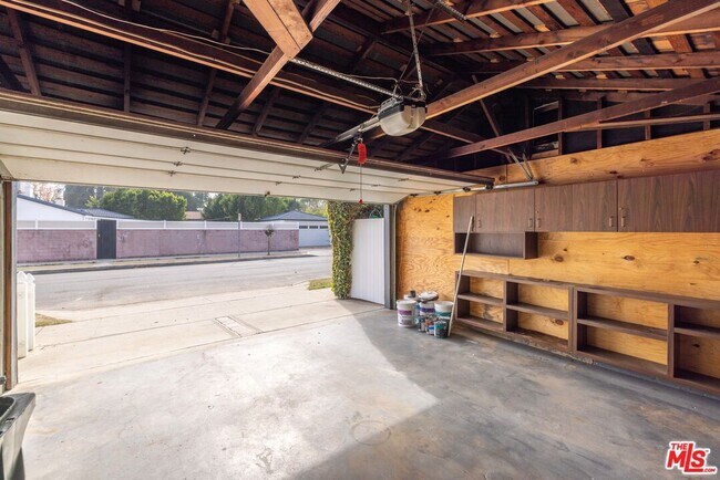 Building Photo - 6701 Noble Ave