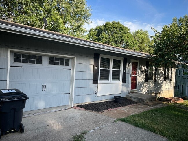 Building Photo - Spacious Two-Level Home with Dual Living Areas, 2 Kitchens & Covered Back Deck!