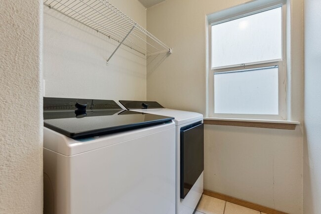 Building Photo - 4 bed, 2.5 bathroom House available ($500 ...