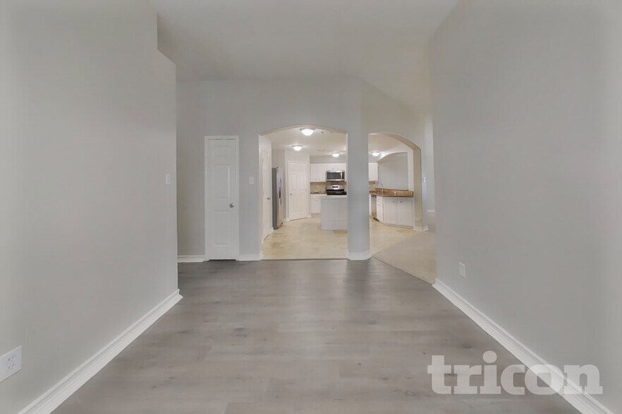 Building Photo - 29418 Fox River Dr