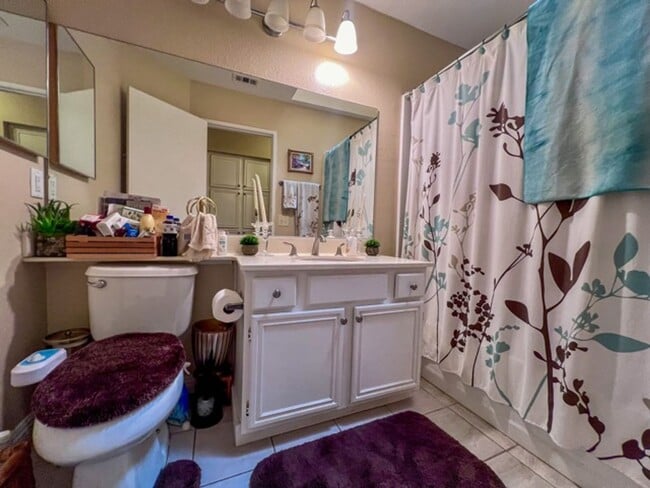Building Photo - 2 bedroom Temecula home with a big backyar...