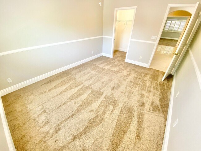 Building Photo - BEAUITFUL GATED PROPERTY 6 BEDROOMS/3 FULL...