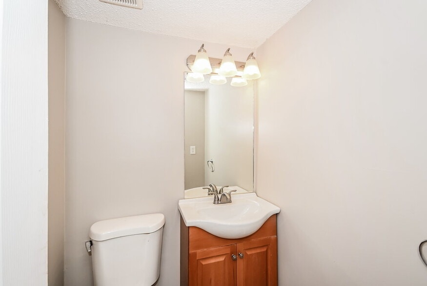 Building Photo - 961 Woodmont Dr