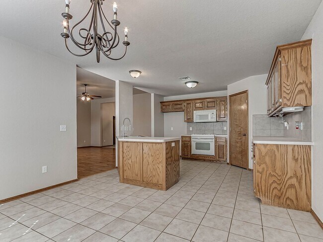 Building Photo - 4 Bed | 2 Bath | 2 Car Garage - Edmond Schools - North Hampton Addition