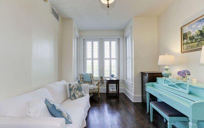 Building Photo - Spacious & Charming Victorian Row House in Burleith-Moments from Georgetown!