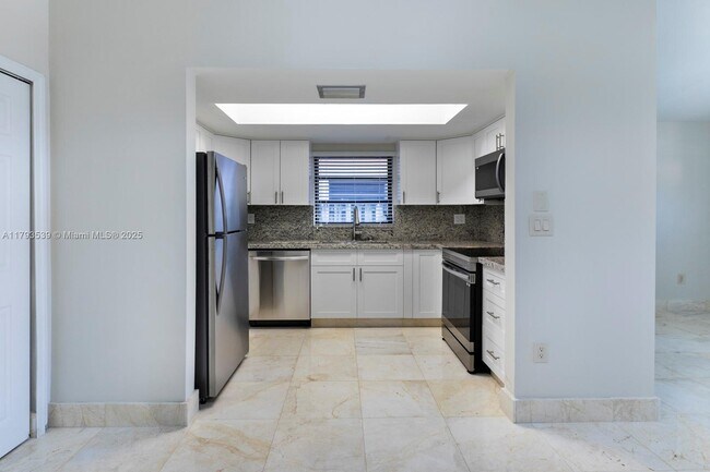 Building Photo - 2733 SW 31st Pl