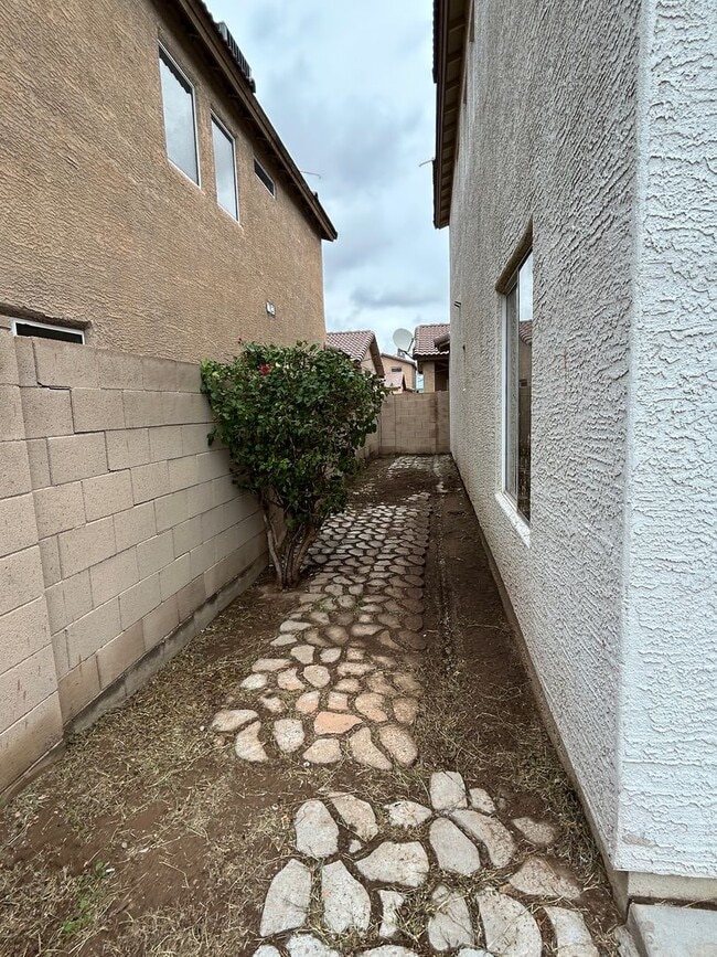 Building Photo - 3 Bedroom 2 1/2 Bathroom Freshly painted & carpet, Close to Grand Canyon University