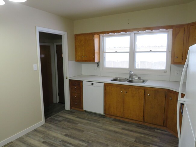 Building Photo - 3 Bedroom / 1 Bonus Room / 1 3/4 Bath Hous...