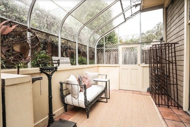 Building Photo - 106 Surrey St