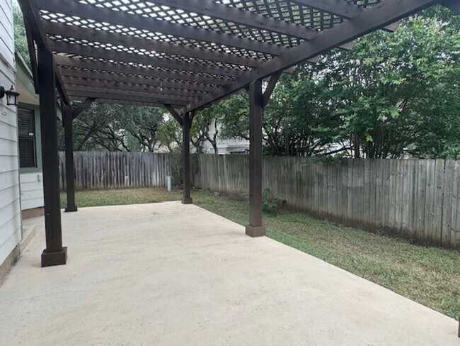 Building Photo - What a Gem! Spacious, Renovated 1-Story Ho...