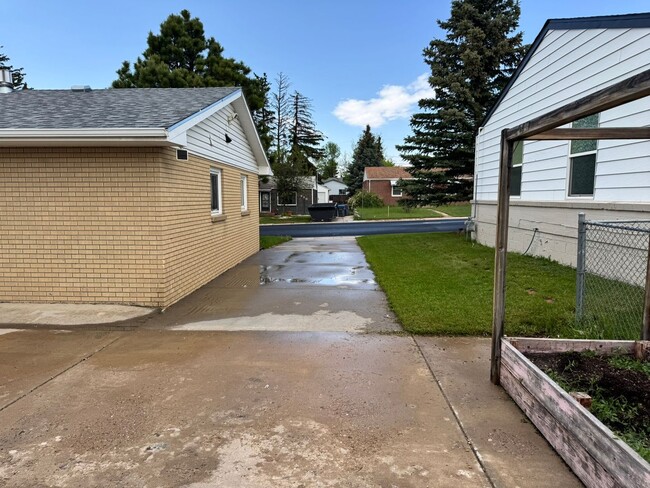 Building Photo - 5 Bedroom ,3 bathroom Single Family Unit