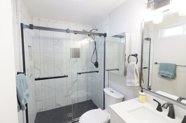 Building Photo - MOVE IN SPECIAL IF YOU SIGN LEASE BY 4/15/2026!!!!!!! Newly Updated 3/2 Home in SW Redmond