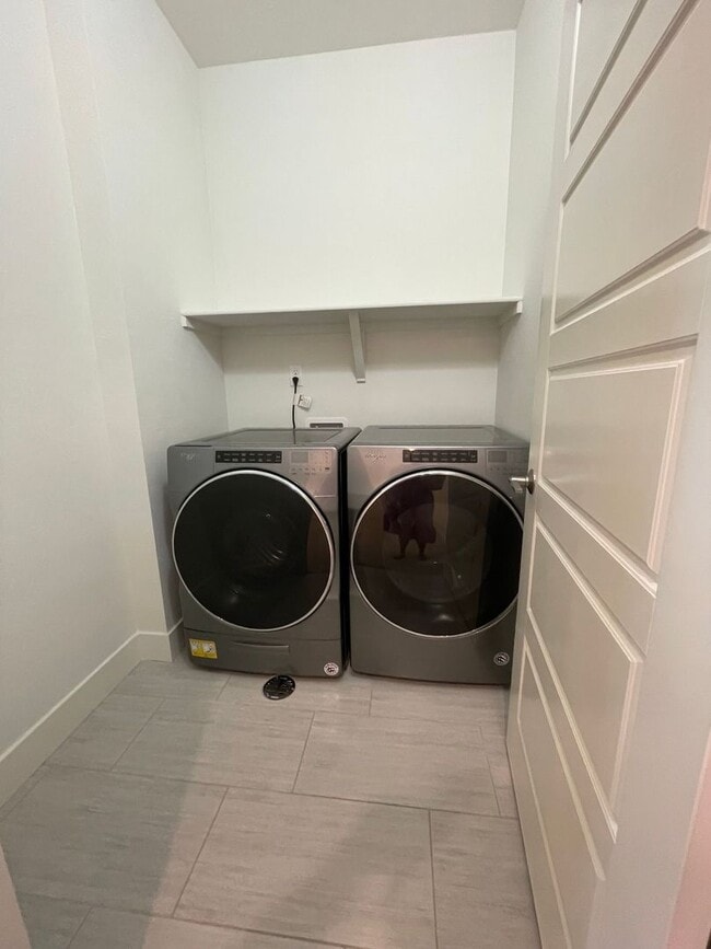 Building Photo - 2234 Central Pk Wy