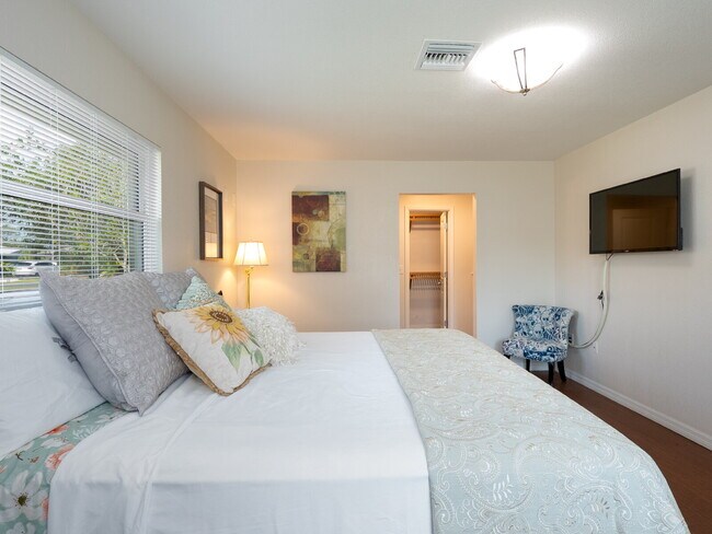 Building Photo - Luxury Seasonal Furnished Rental "Charming...